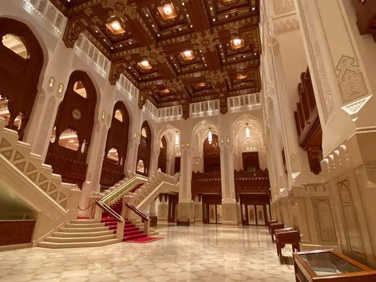 استكشف مسقط (رحلة عبر الثقافة والتاريخ والمغامرة)