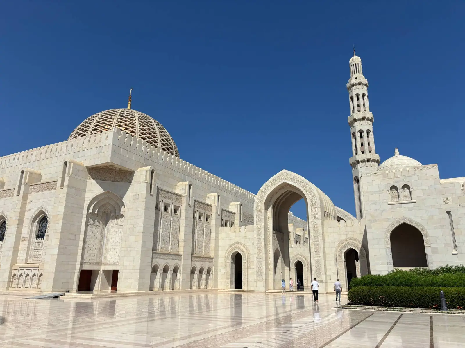 Tour in Sultan Qaboos Grand Mosque