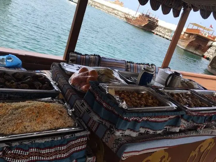 رحلة غداء بحرية على السفينة الشراعية