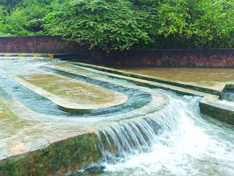 Full-Day Ayn Athum & Waterfalls - Group Tour