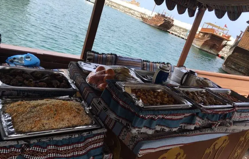 رحلة غداء بحرية على السفينة الشراعية
